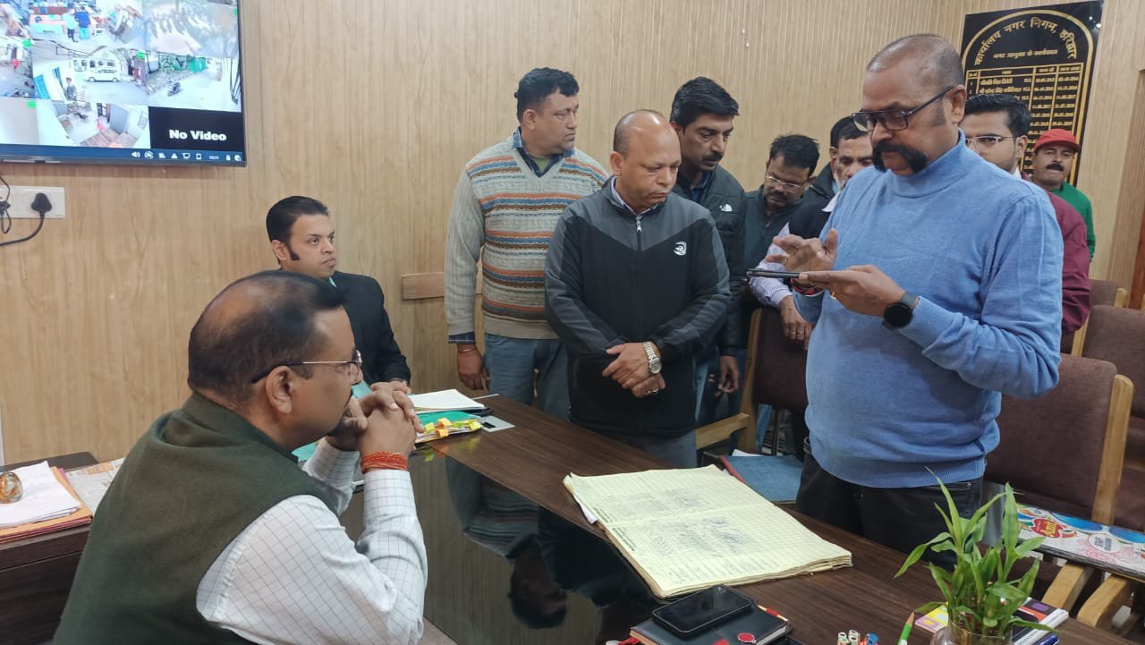 जिलाधिकारी कर्मेंद्र सिंह की छापेमारी से मचा हड़कंप