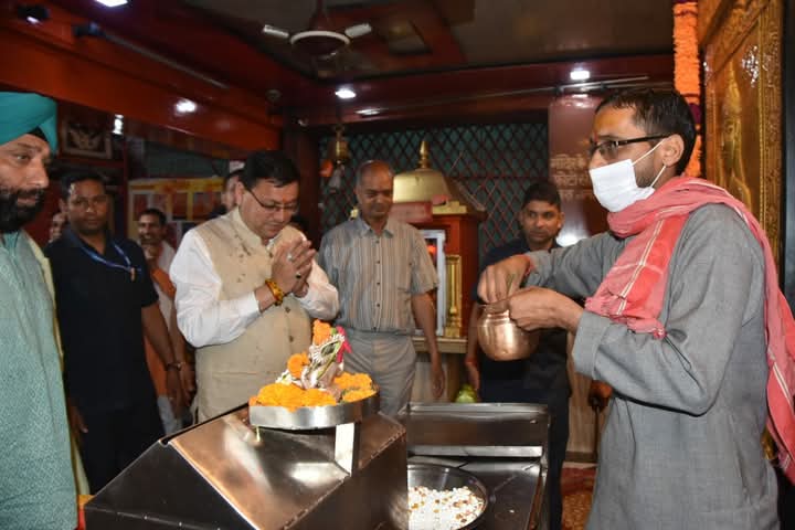 मुख्यमंत्री पुष्कर सिंह धामी ने सायं मां डाटकाली मन्दिर में पूजा अर्चना कर प्रदेश की खुशहाली की कामना की