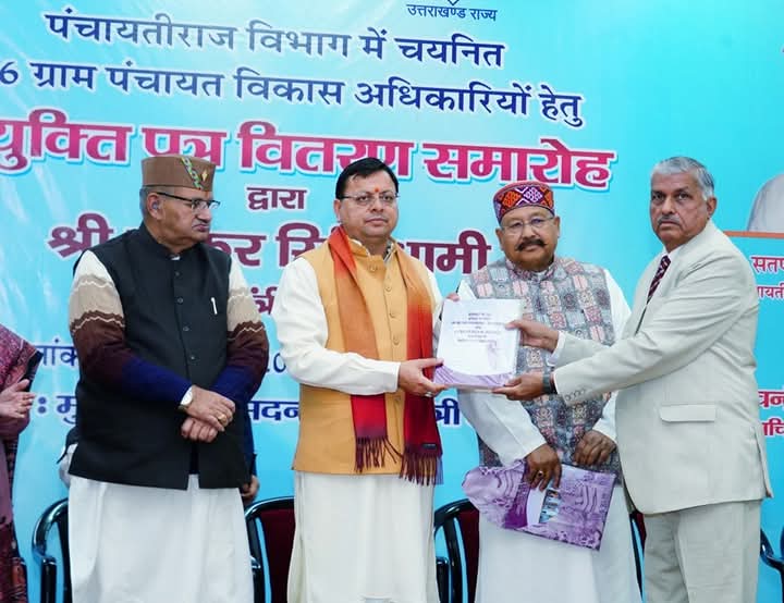धामी ने बी.एस वर्मा मुख्यमंत्री आवास स्थित मुख्य सेवक सदन में भेंट की