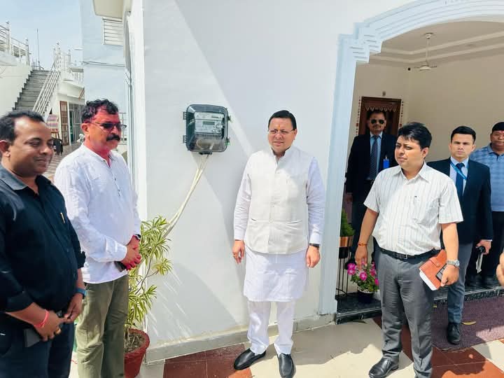 धामी के निजी आवास तराई नगला, खटीमा परिसर में स्मार्ट मीटर लगाई