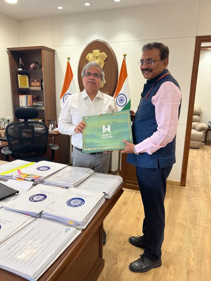 अजीत डोभाल से भेंट कर राज्य से संबंधित विभिन्न विषयों पर चर्चा की