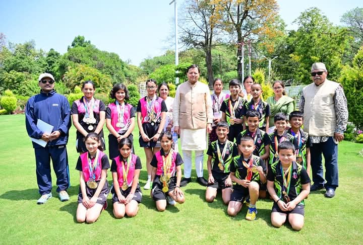 35वें राष्ट्रीय खेल-कूद टेबल टेनिस प्रतियोगिता में गोल्ड मेडल जीतने वाली सरस्वती विद्या मंदिर इण्टर कॉलेज ज्योतिर्मठ, चमोली के छात्रों की टीम ने भेंट की