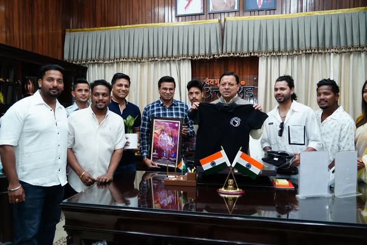 मुख्यमंत्री ने “गुलाबी शरारा” गीत की सफलता पर पूरी टीम को बधाई दी और प्रशस्ति पत्र प्रदान किया