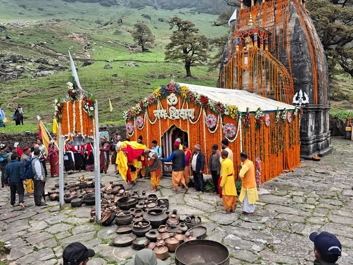 कपाट खुलने के पावन अवसर पर कुल 667 तीर्थ यात्रियों ने भगवान मदमहेश्वर के प्रथम दर्शन कर पुण्य लाभ प्राप्त किया