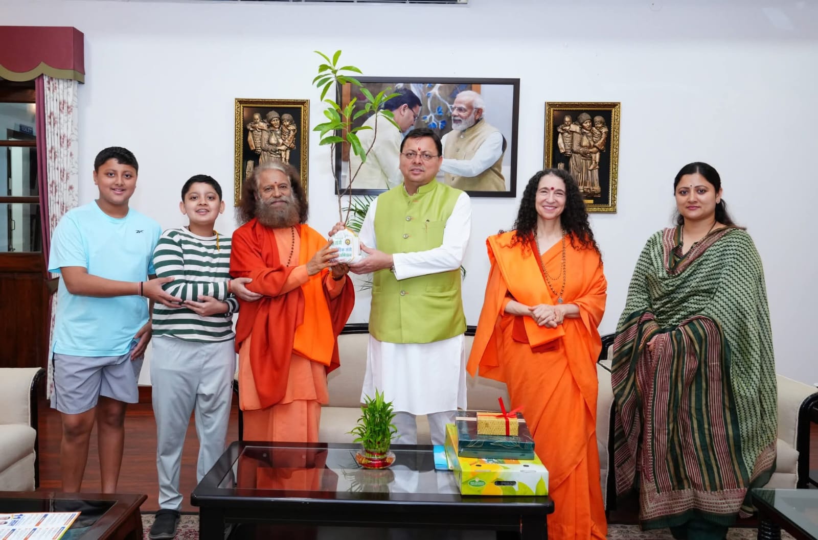 स्वामी चिदानंद सरस्वती एवं साध्वी भगवती सरस्वती ने भेंट की
