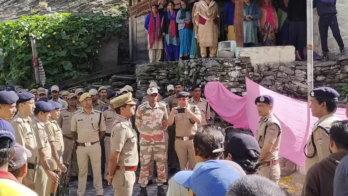 ध्वजारोहण कर आपदा प्रभावितों को हर संभव सहायता का आश्वासन दिया