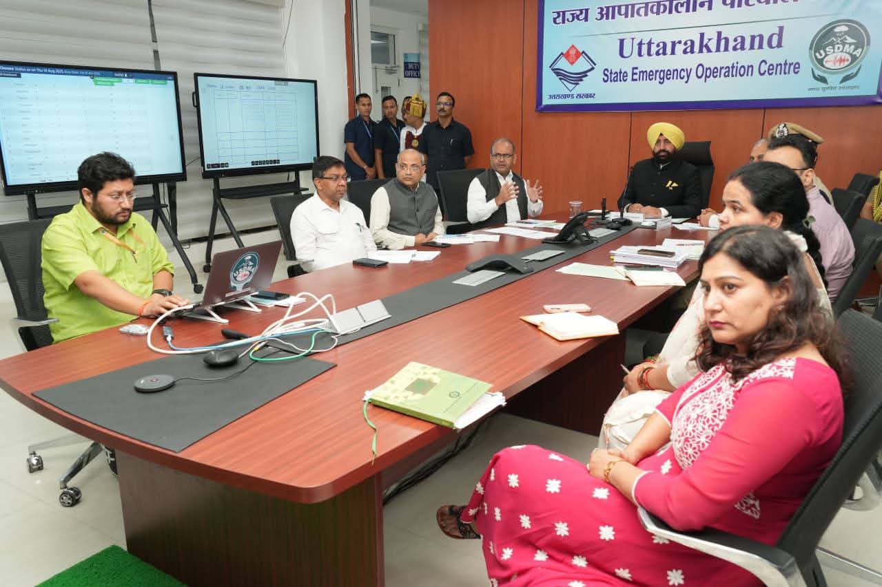 धराली में संचालित राहत और बचाव कार्यों की समीक्षा की