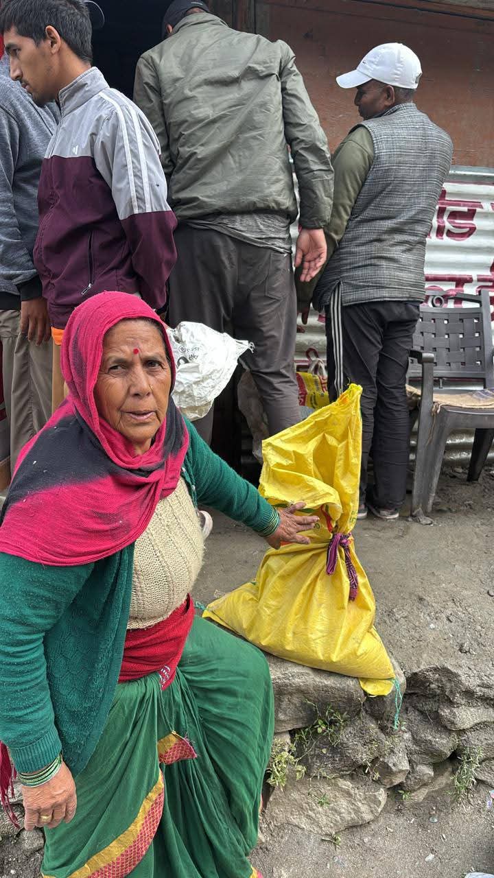 जिलाधिकारी उत्तरकाशी प्रशांत आर्य स्वयं ही राहत कार्यों को मॉनिटरिंग कर रहे
