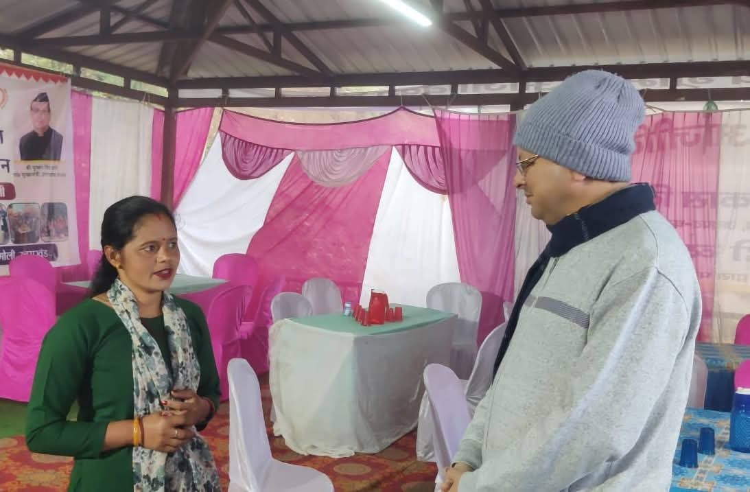 स्वयं सहायता समूह की महिलाओं से बात कर उनके द्वारा किए जा रहे कार्यों की सराहना की