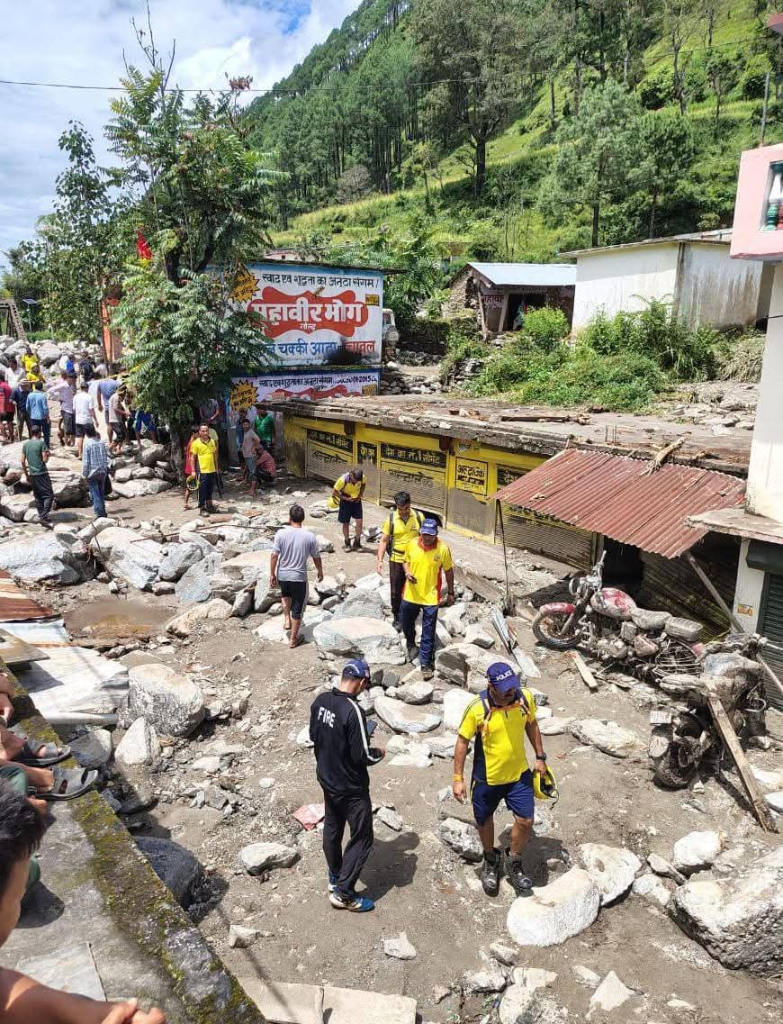 मलबे में दबे लोगों की खोज हेतु पुलिस, SDRF और DDRF द्वारा रेस्क्यू अभियान चलाया