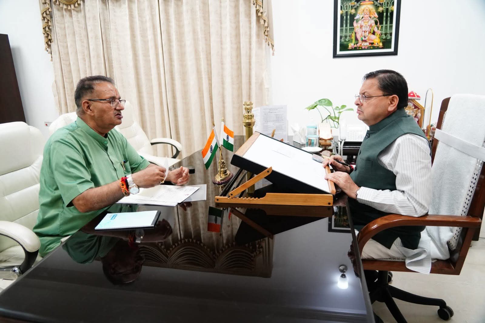 धामी से शासकीय आवास पर माननीय कैबिनेट मंत्री गणेश जोशी ने भेंट की