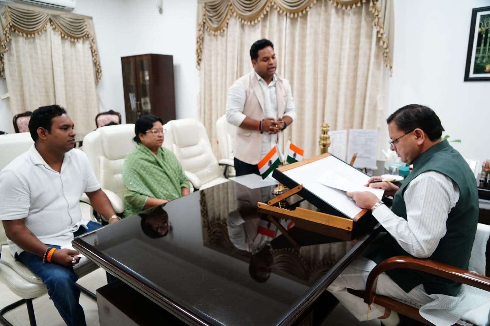 धामी से शासकीय आवास पर बागेश्वर विधानसभा क्षेत्र से विधायक पार्वती दास ने भेंट की