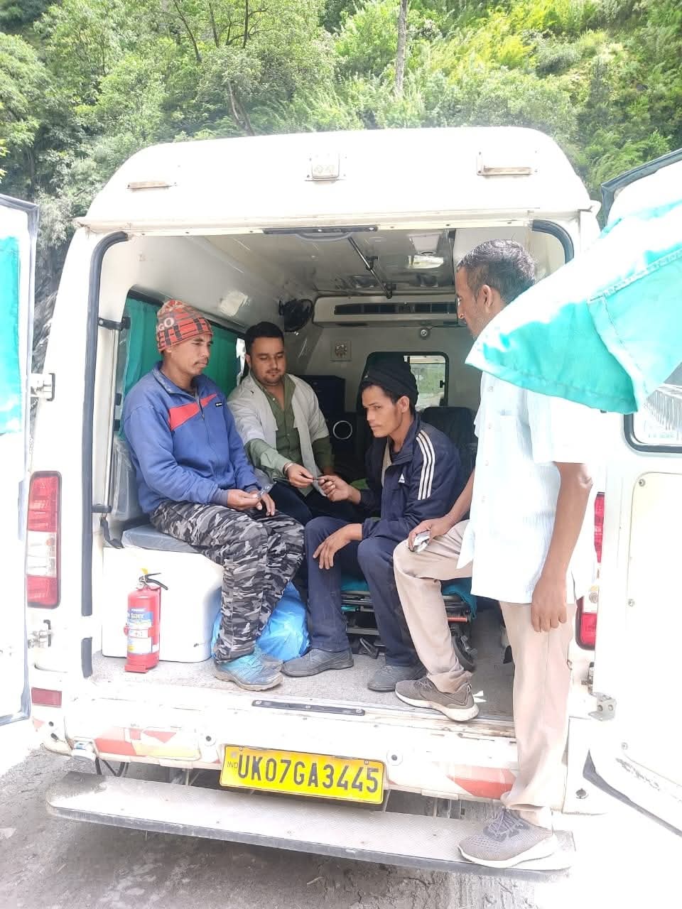 जीवन को वापस पटरी पर लाने हेतु प्रशासन द्वारा प्रयास निरंतर जारी