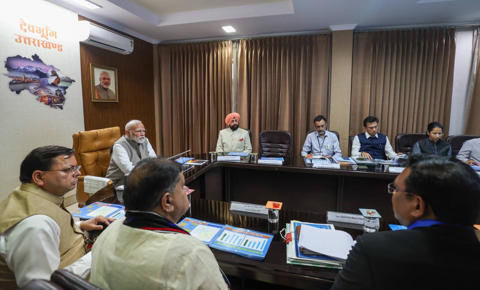 पुष्कर सिंह धामी, केन्द्रीय राज्य मंत्री अजय टम्टा तथा राज्य के सांसदों सहित वरिष्ठ अधिकारियों के साथ विचार-विमर्श किया