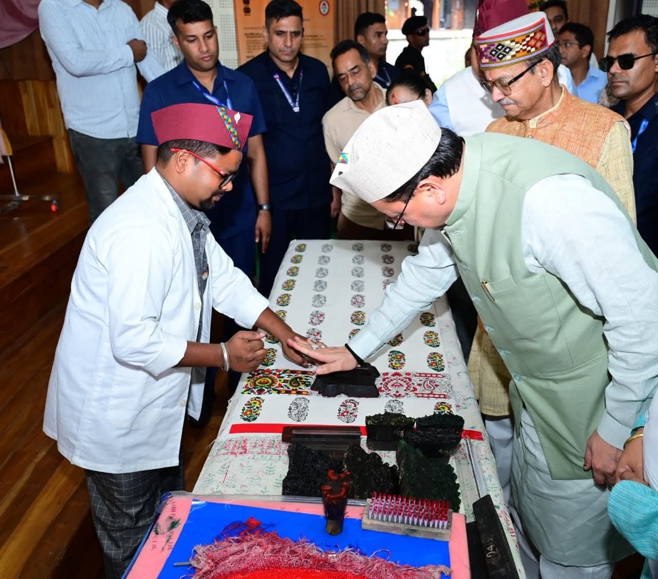 विभिन्न स्टॉल का निरीक्षण किया एवं 11 लोगों को उत्तराखण्ड शिल्प रत्न पुरस्कार से सम्मानित किया