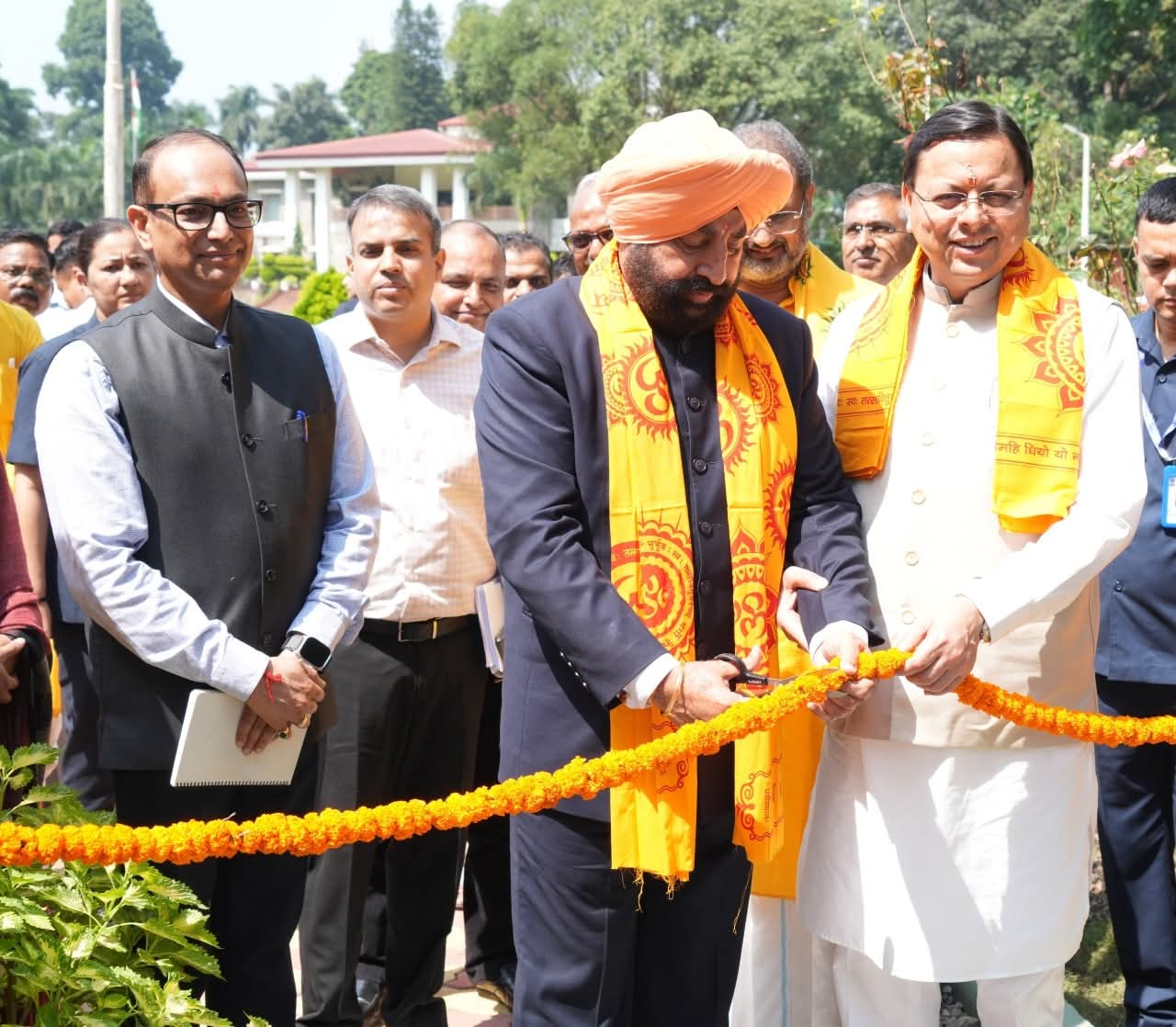 मुख्यमंत्री पुष्कर सिंह धामी ने राजभवन परिसर में ‘‘भगीरथ उद्यान’’ का उद्घाटन किया