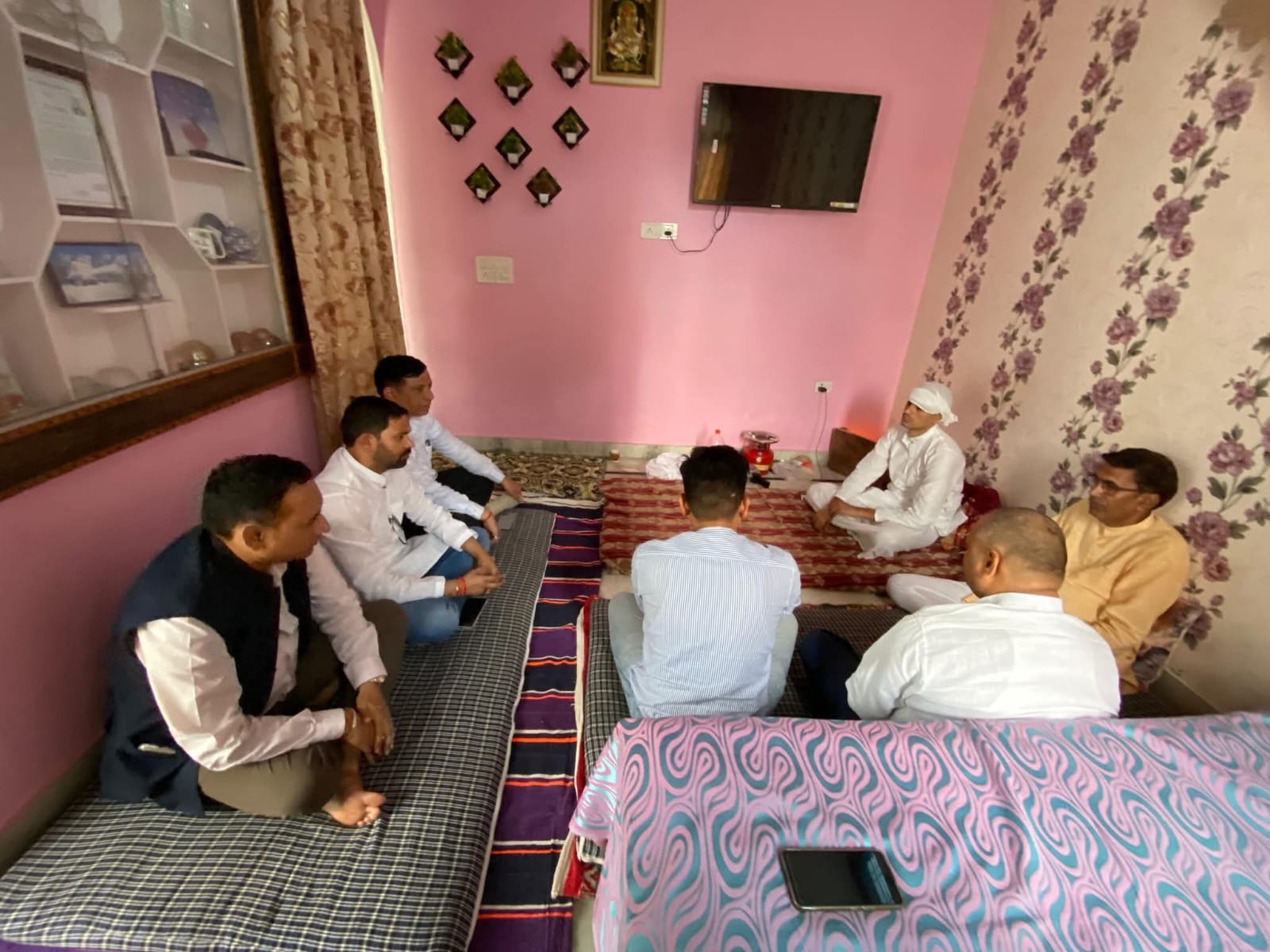 परिजनों को ढांढ़स बंधाया और हरसंभव मदद का आश्वासन दिया