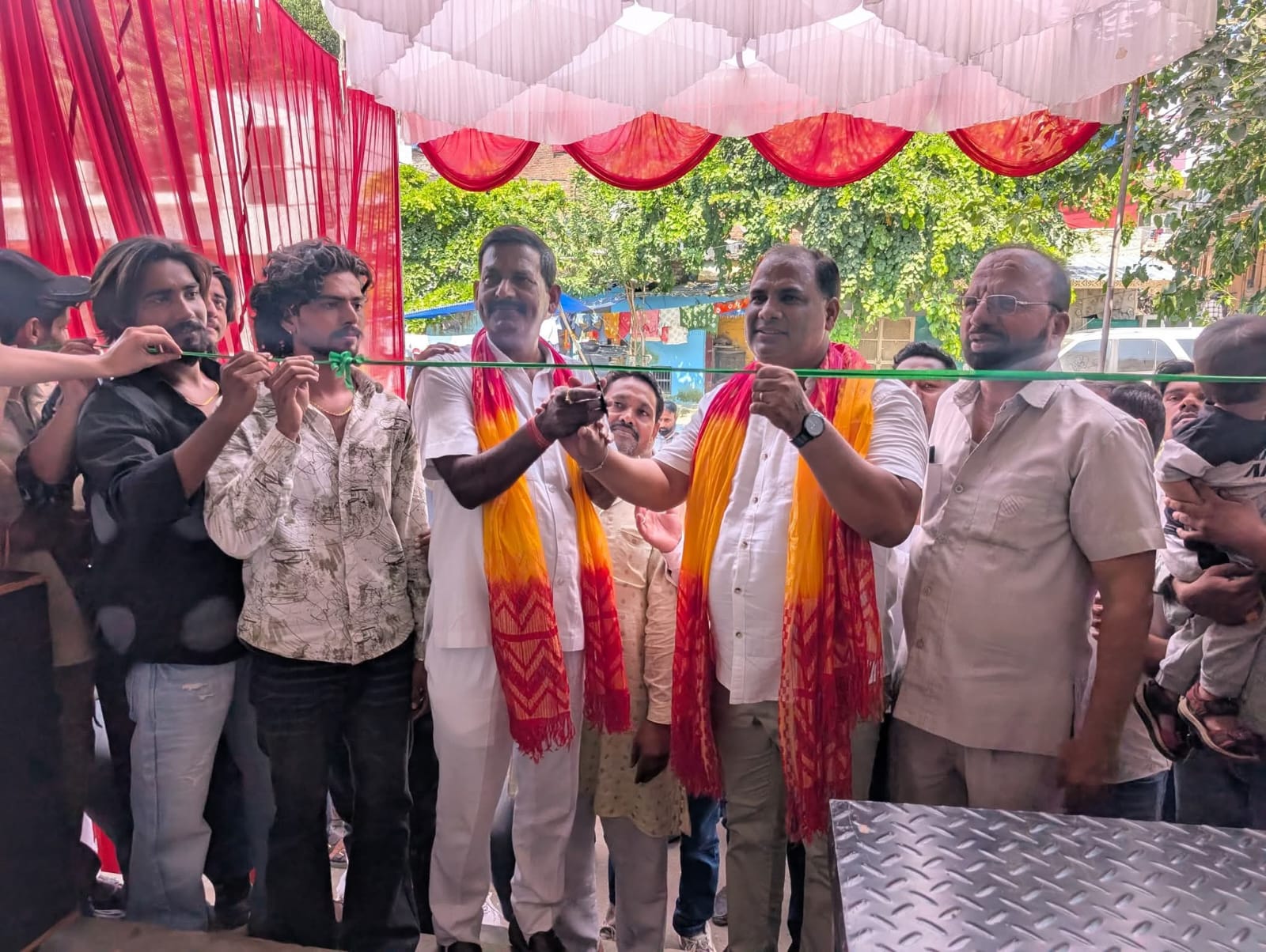 विभिन्न सड़कों का स्थानीय लोगों के साथ मिलकर निर्माण कार्य का उद्घाटन किया