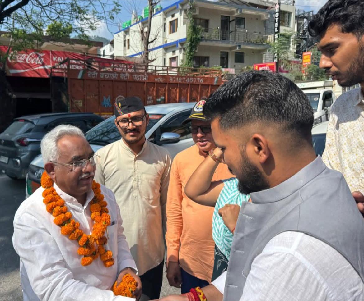 एबीवीपी के सभी पदाधिकारियों को चुनाव में जीत प्राप्त करने पर मिठाई खिलाकर बधाई एवं शुभकामनाएँ दीं