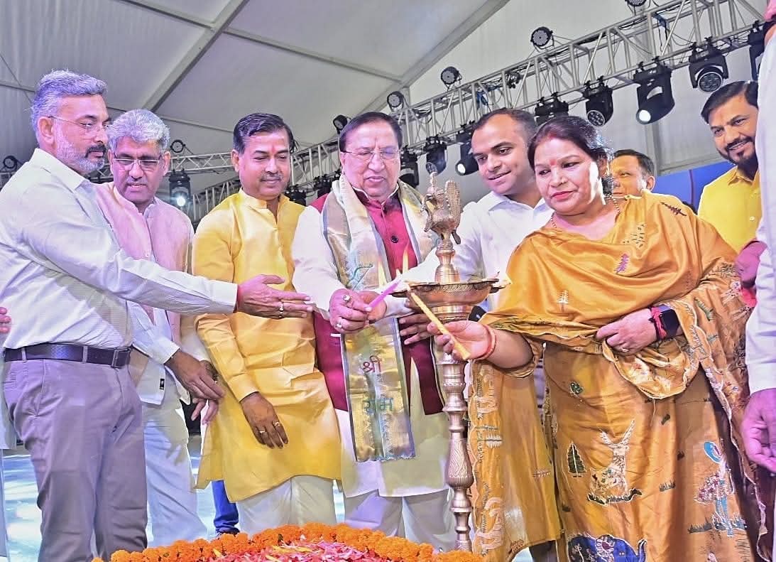 तीन दिवसीय देवभूमि रजत उत्सव कार्यक्रम का शुभारम्भ राज्यसभा सांसद नरेश बंसल ने दीप जलाकर किया