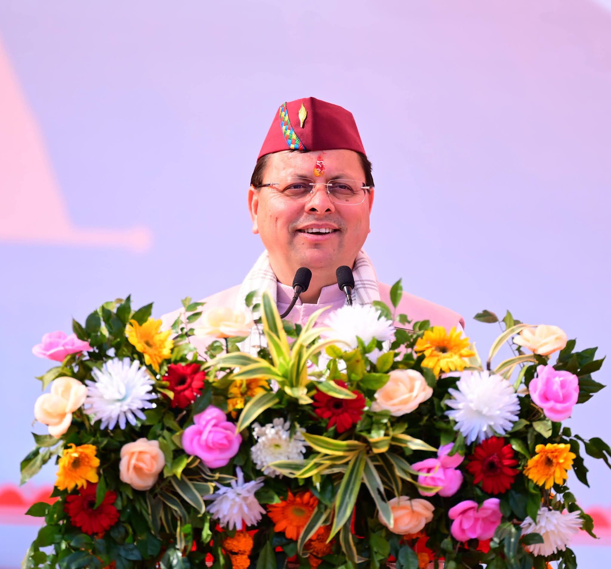 महिला स्वयं सहायता समूहों एवं विभागों द्वारा लगाए गए स्टॉलों का निरीक्षण कर उत्पादों की सराहना की