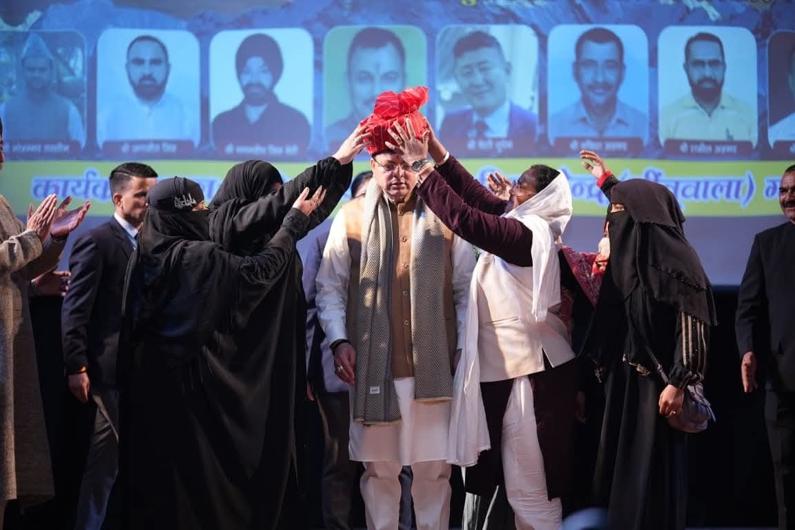 मुख्यमंत्री ने अल्पसंख्यक समुदाय के मेधावी छात्रों को सम्मानित किया। साथ ही, विभिन्न स्टॉलों का अवलोकन किया