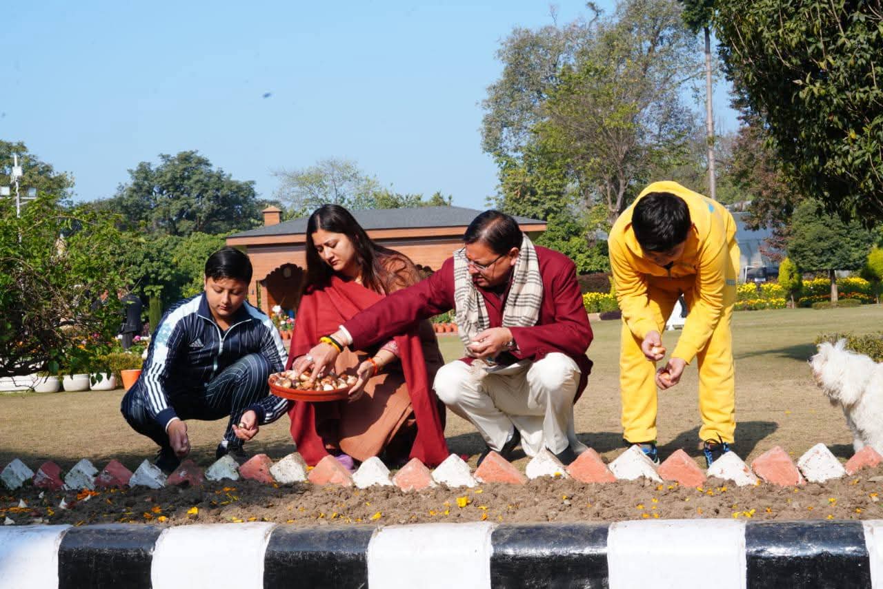 17 प्रजातियों के ट्यूलिप उगाने की मुहिम का शुभारंभ करते हुए सपरिवार ट्यूलिप के बल्ब रोपे